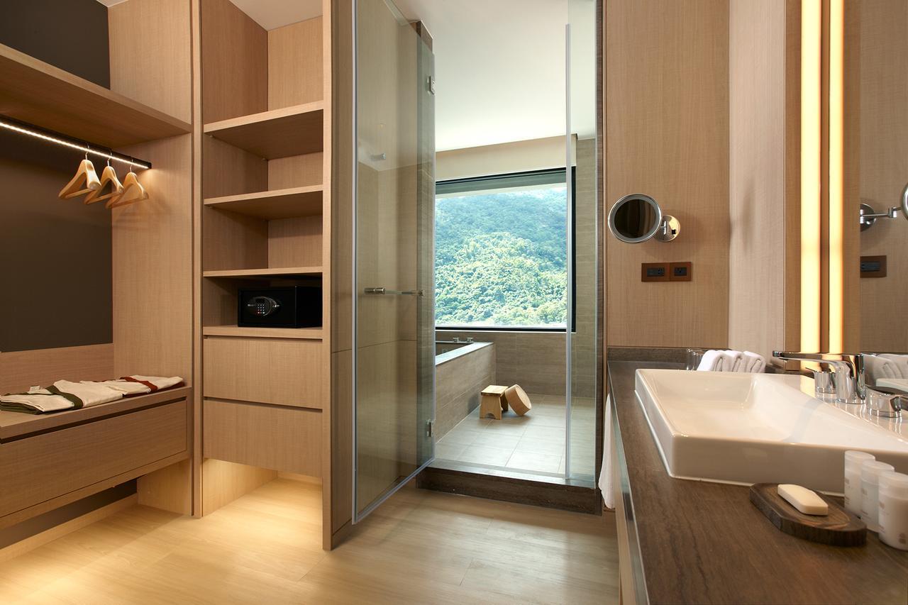 Mu Jiaoxi Hotel Bagian luar foto A bathroom in a hotel
